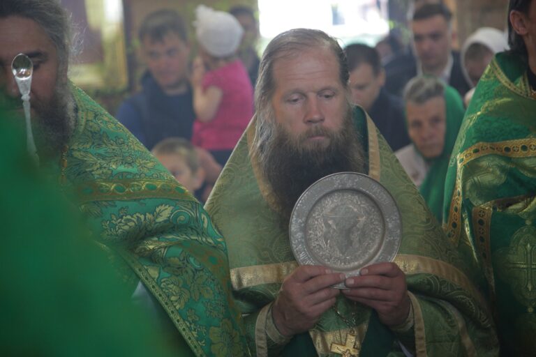 В День Святого Духа митрополит Кирилл совершил Божественную литургию в храме во имя Пресвятой Троицы поселка Староуткинска