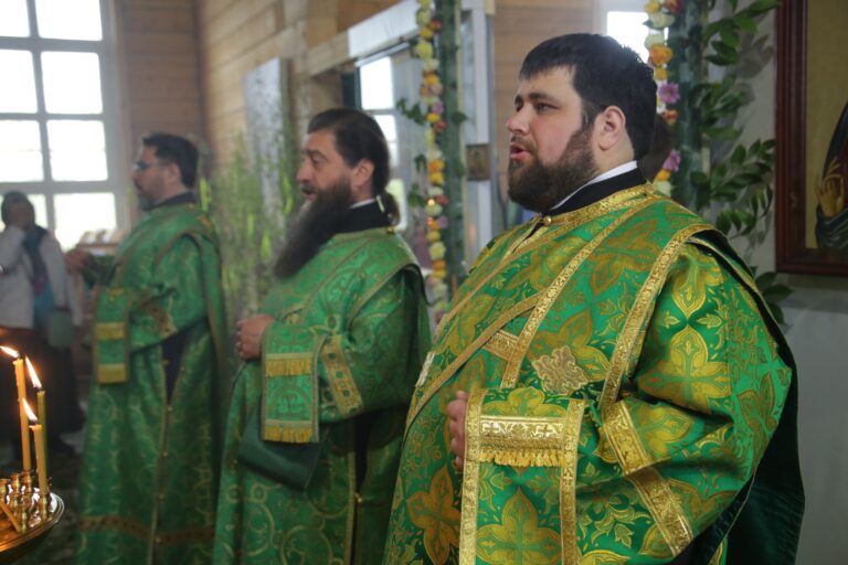 В День Святого Духа митрополит Кирилл совершил Божественную литургию в храме во имя Пресвятой Троицы поселка Староуткинска