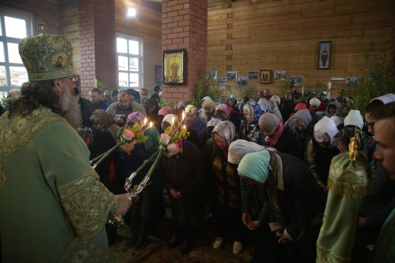 В День Святого Духа митрополит Кирилл совершил Божественную литургию в храме во имя Пресвятой Троицы поселка Староуткинска