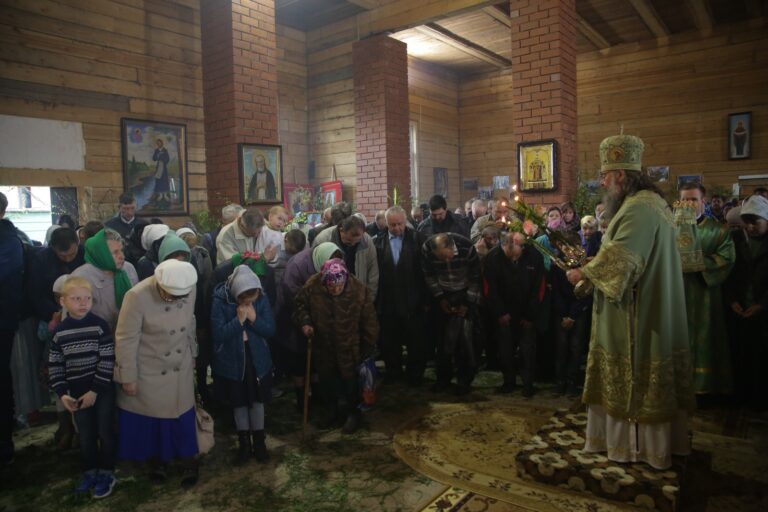 В День Святого Духа митрополит Кирилл совершил Божественную литургию в храме во имя Пресвятой Троицы поселка Староуткинска