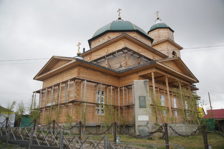 В День Святого Духа митрополит Кирилл совершил Божественную литургию в храме во имя Пресвятой Троицы поселка Староуткинска