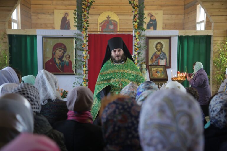 В День Святого Духа митрополит Кирилл совершил Божественную литургию в храме во имя Пресвятой Троицы поселка Староуткинска