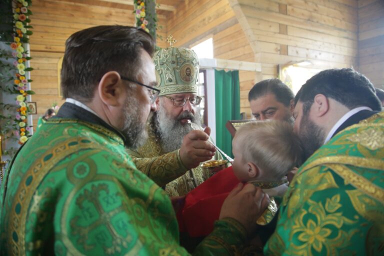 В День Святого Духа митрополит Кирилл совершил Божественную литургию в храме во имя Пресвятой Троицы поселка Староуткинска