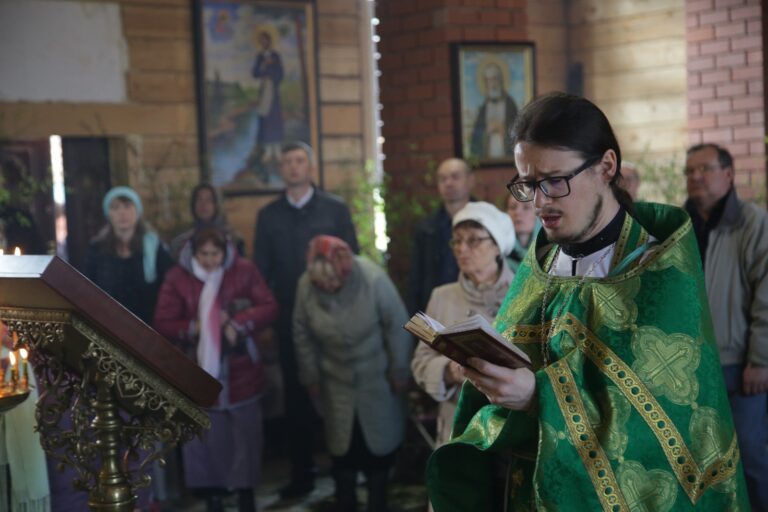 В День Святого Духа митрополит Кирилл совершил Божественную литургию в храме во имя Пресвятой Троицы поселка Староуткинска