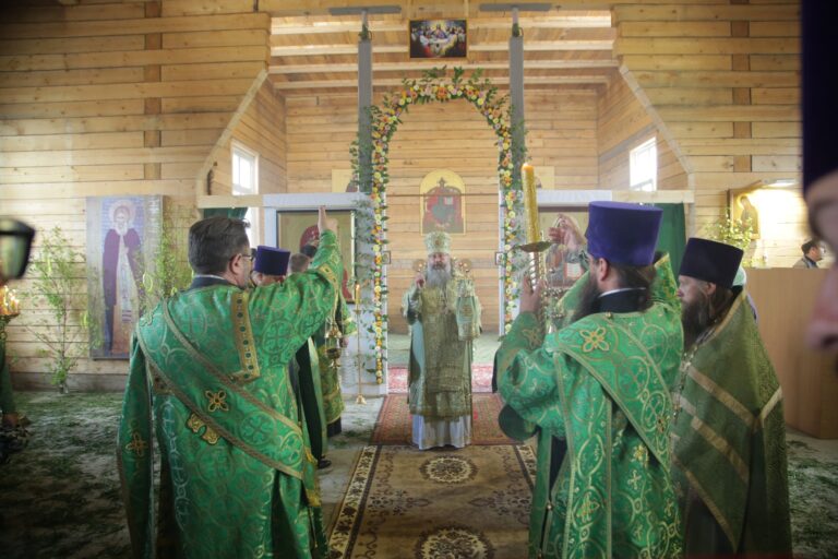 В День Святого Духа митрополит Кирилл совершил Божественную литургию в храме во имя Пресвятой Троицы поселка Староуткинска