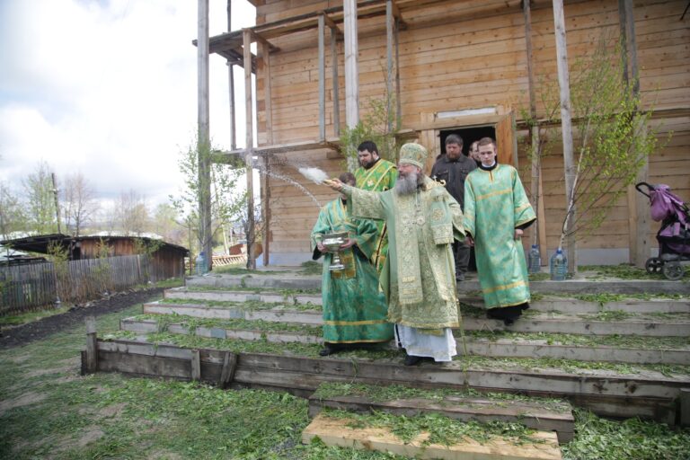 В День Святого Духа митрополит Кирилл совершил Божественную литургию в храме во имя Пресвятой Троицы поселка Староуткинска