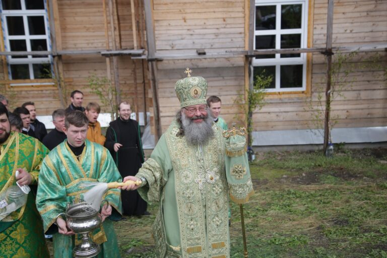 В День Святого Духа митрополит Кирилл совершил Божественную литургию в храме во имя Пресвятой Троицы поселка Староуткинска