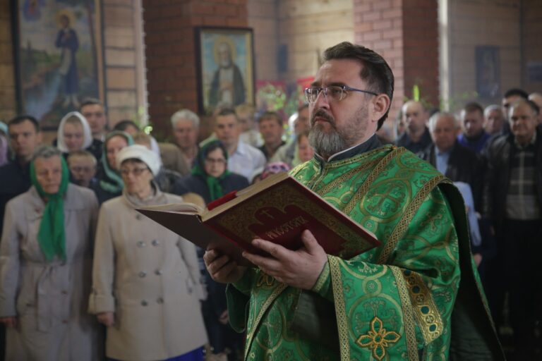 В День Святого Духа митрополит Кирилл совершил Божественную литургию в храме во имя Пресвятой Троицы поселка Староуткинска