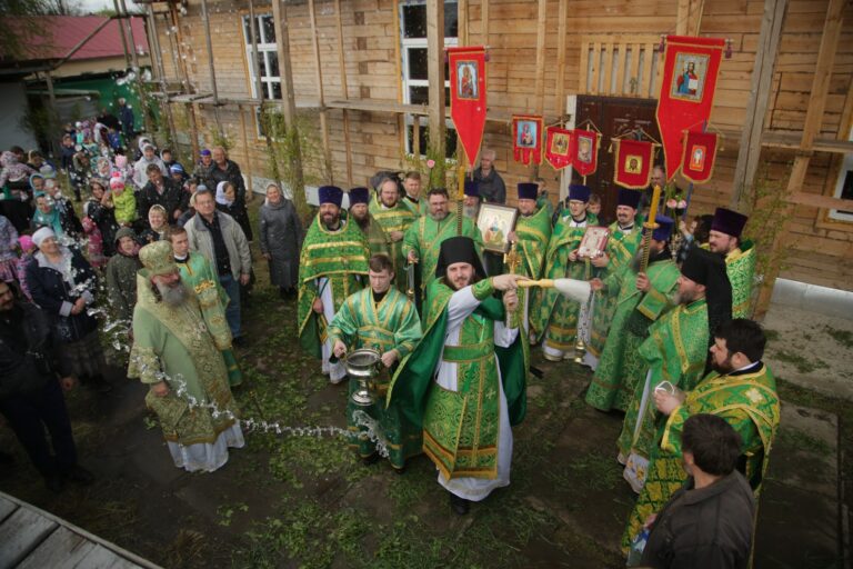 В День Святого Духа митрополит Кирилл совершил Божественную литургию в храме во имя Пресвятой Троицы поселка Староуткинска