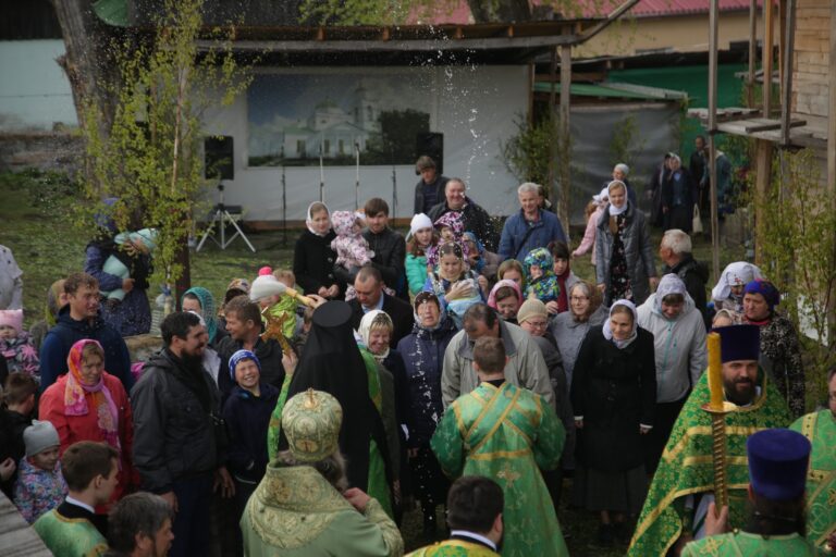 В День Святого Духа митрополит Кирилл совершил Божественную литургию в храме во имя Пресвятой Троицы поселка Староуткинска