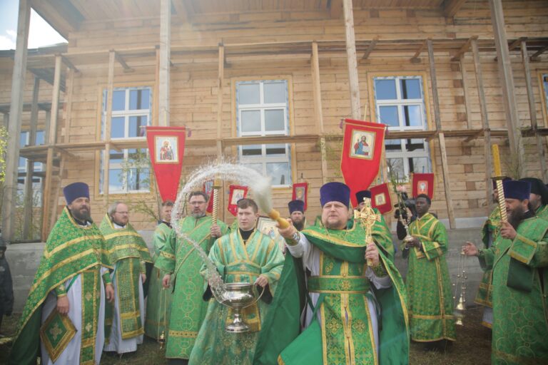В День Святого Духа митрополит Кирилл совершил Божественную литургию в храме во имя Пресвятой Троицы поселка Староуткинска