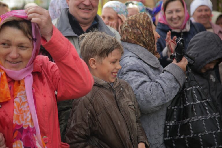 В День Святого Духа митрополит Кирилл совершил Божественную литургию в храме во имя Пресвятой Троицы поселка Староуткинска