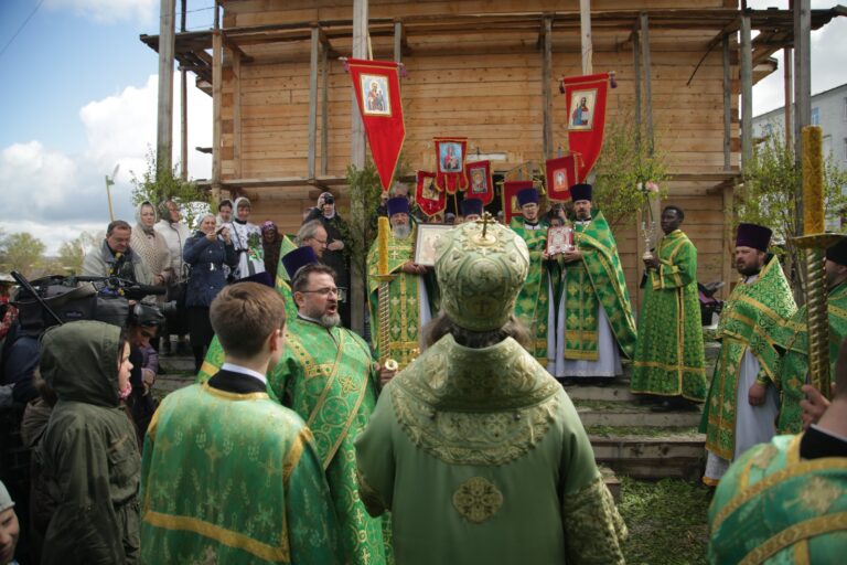В День Святого Духа митрополит Кирилл совершил Божественную литургию в храме во имя Пресвятой Троицы поселка Староуткинска