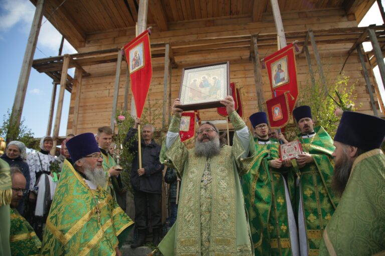 В День Святого Духа митрополит Кирилл совершил Божественную литургию в храме во имя Пресвятой Троицы поселка Староуткинска
