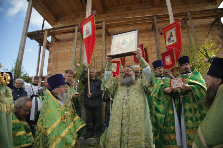 В День Святого Духа митрополит Кирилл совершил Божественную литургию в храме во имя Пресвятой Троицы поселка Староуткинска