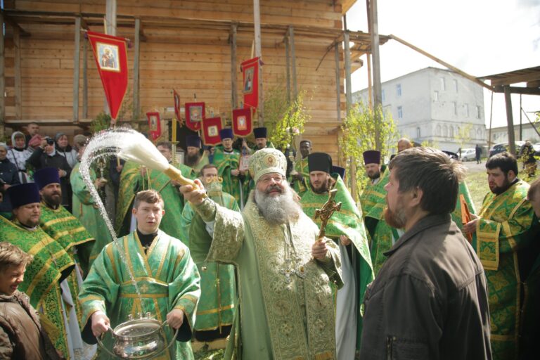 В День Святого Духа митрополит Кирилл совершил Божественную литургию в храме во имя Пресвятой Троицы поселка Староуткинска