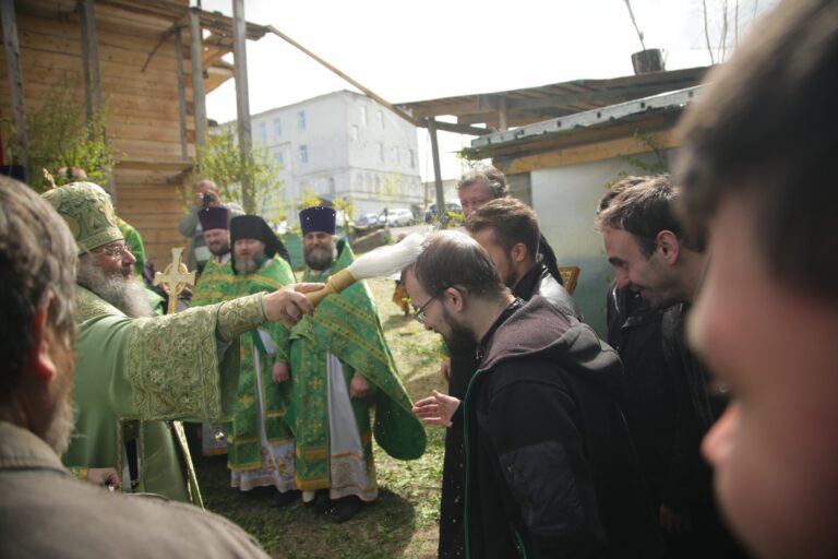 В День Святого Духа митрополит Кирилл совершил Божественную литургию в храме во имя Пресвятой Троицы поселка Староуткинска