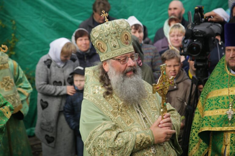В День Святого Духа митрополит Кирилл совершил Божественную литургию в храме во имя Пресвятой Троицы поселка Староуткинска