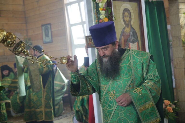 В День Святого Духа митрополит Кирилл совершил Божественную литургию в храме во имя Пресвятой Троицы поселка Староуткинска
