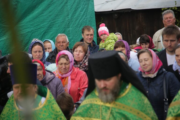 В День Святого Духа митрополит Кирилл совершил Божественную литургию в храме во имя Пресвятой Троицы поселка Староуткинска