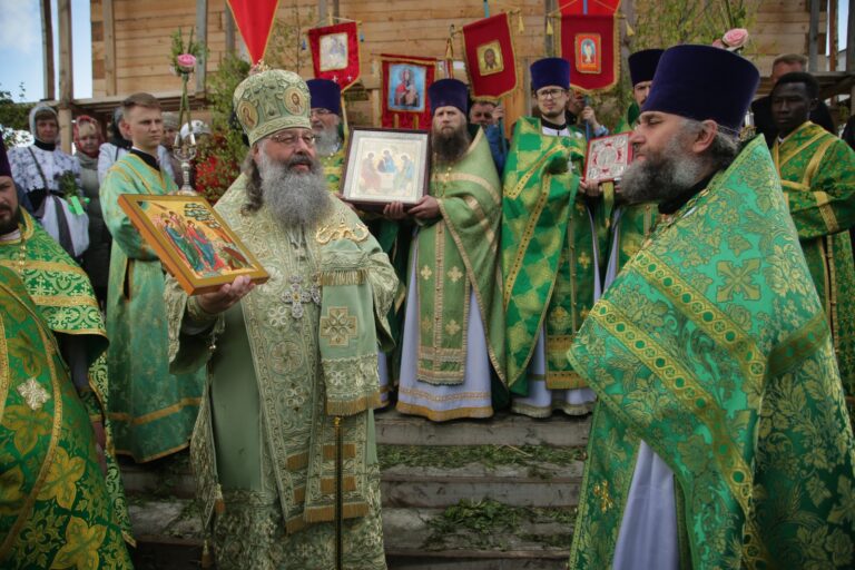 В День Святого Духа митрополит Кирилл совершил Божественную литургию в храме во имя Пресвятой Троицы поселка Староуткинска
