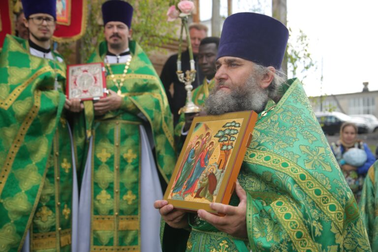 В День Святого Духа митрополит Кирилл совершил Божественную литургию в храме во имя Пресвятой Троицы поселка Староуткинска