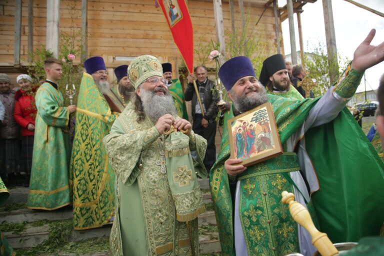 В День Святого Духа митрополит Кирилл совершил Божественную литургию в храме во имя Пресвятой Троицы поселка Староуткинска