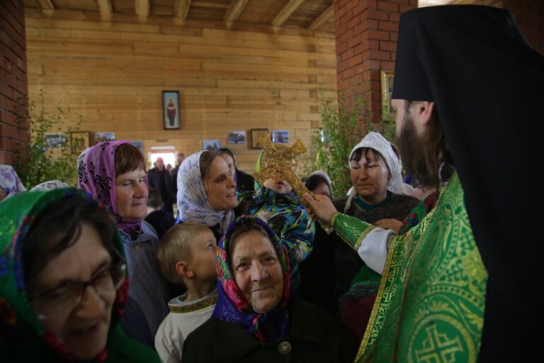 В День Святого Духа митрополит Кирилл совершил Божественную литургию в храме во имя Пресвятой Троицы поселка Староуткинска