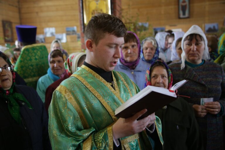 В День Святого Духа митрополит Кирилл совершил Божественную литургию в храме во имя Пресвятой Троицы поселка Староуткинска
