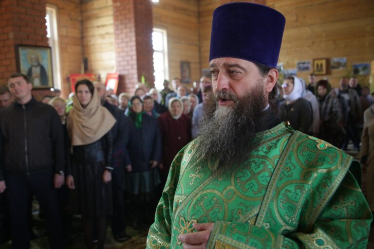 В День Святого Духа митрополит Кирилл совершил Божественную литургию в храме во имя Пресвятой Троицы поселка Староуткинска