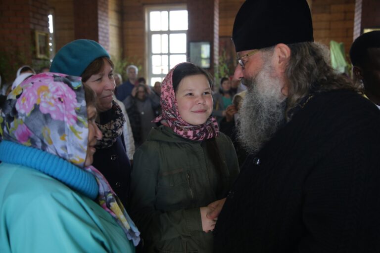 В День Святого Духа митрополит Кирилл совершил Божественную литургию в храме во имя Пресвятой Троицы поселка Староуткинска