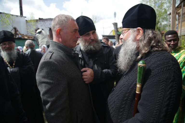 В День Святого Духа митрополит Кирилл совершил Божественную литургию в храме во имя Пресвятой Троицы поселка Староуткинска