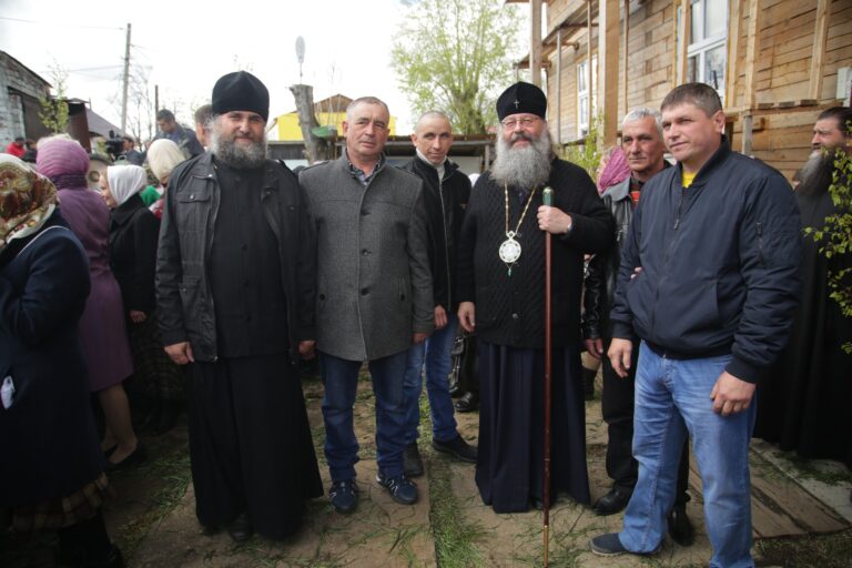 В День Святого Духа митрополит Кирилл совершил Божественную литургию в храме во имя Пресвятой Троицы поселка Староуткинска