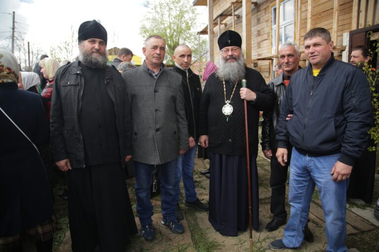 В День Святого Духа митрополит Кирилл совершил Божественную литургию в храме во имя Пресвятой Троицы поселка Староуткинска