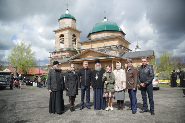 В День Святого Духа митрополит Кирилл совершил Божественную литургию в храме во имя Пресвятой Троицы поселка Староуткинска