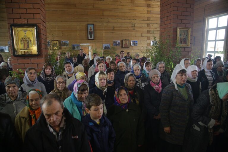 В День Святого Духа митрополит Кирилл совершил Божественную литургию в храме во имя Пресвятой Троицы поселка Староуткинска