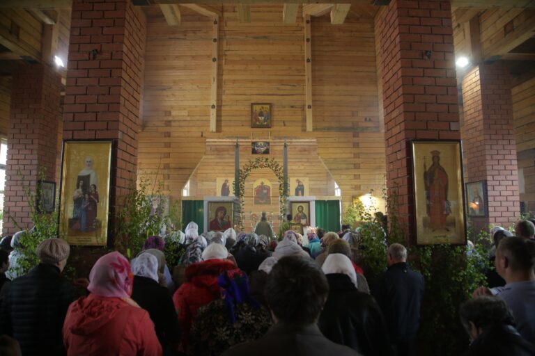 В День Святого Духа митрополит Кирилл совершил Божественную литургию в храме во имя Пресвятой Троицы поселка Староуткинска