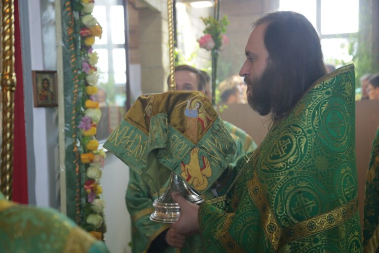 В День Святого Духа митрополит Кирилл совершил Божественную литургию в храме во имя Пресвятой Троицы поселка Староуткинска