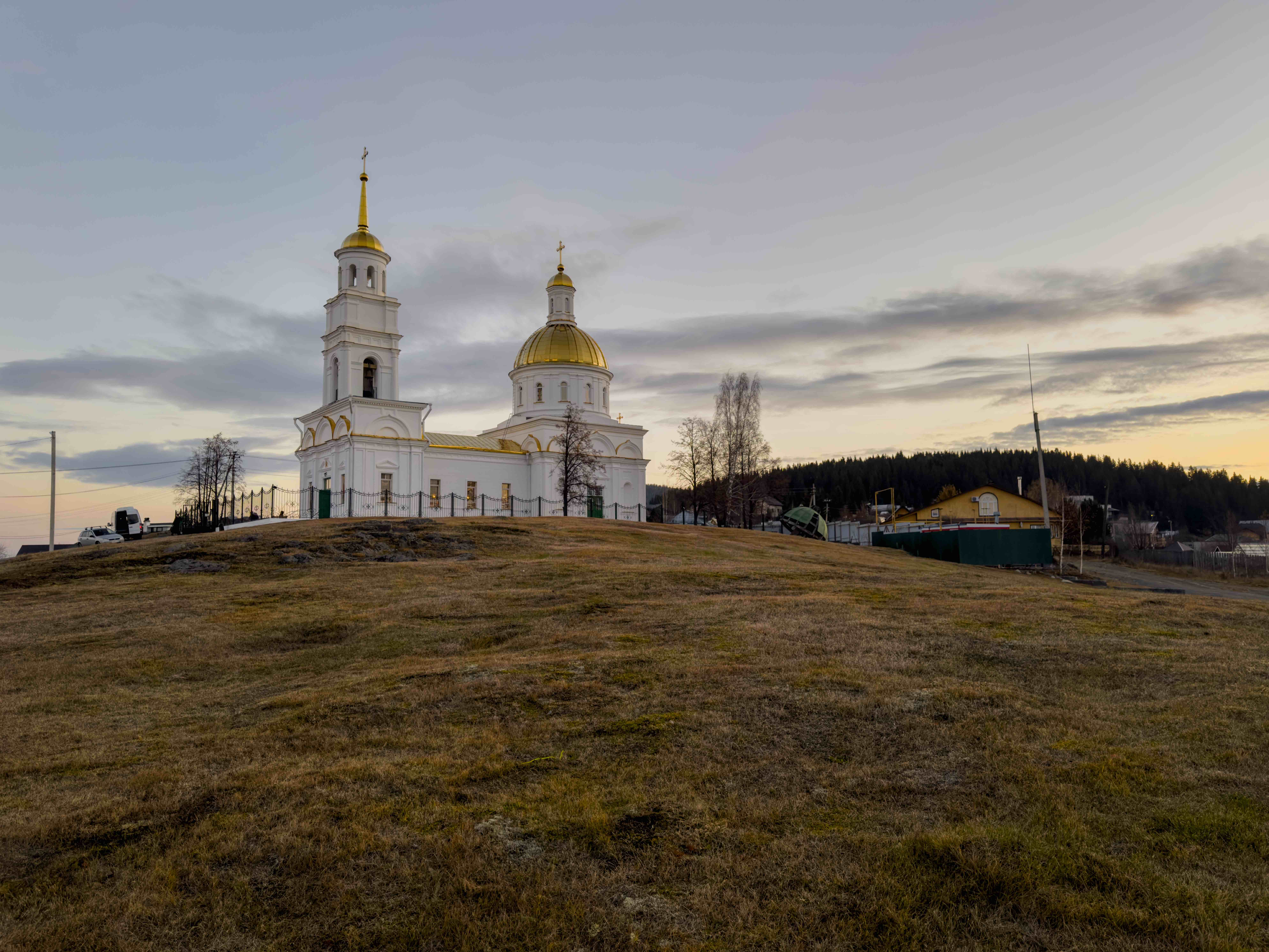 В праздник Иверской иконы в Петропавловском храме поселка Черноисточинска сонмом архипастырей совершена Божественная литургия