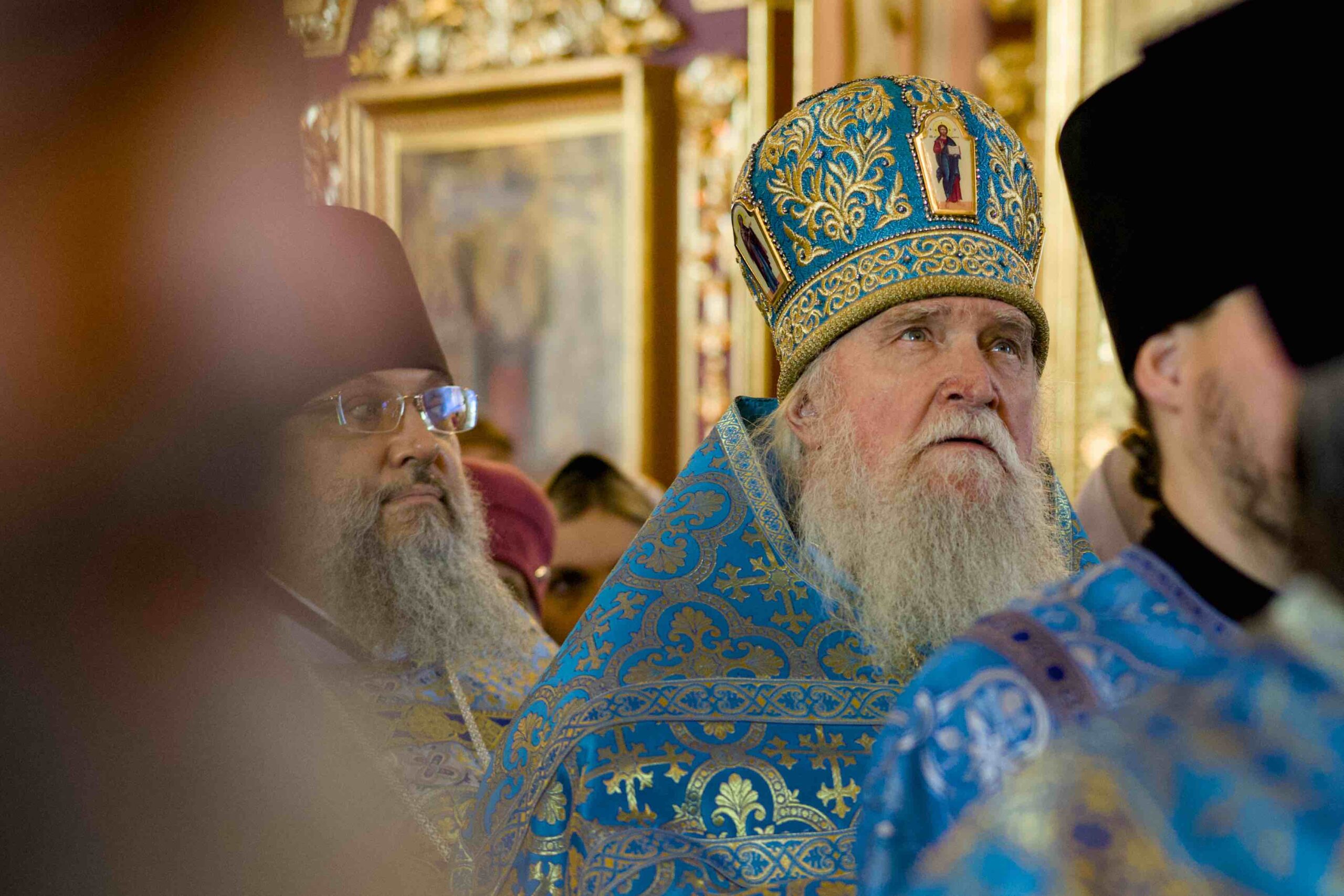 В праздник Иверской иконы в Петропавловском храме поселка Черноисточинска сонмом архипастырей совершена Божественная литургия