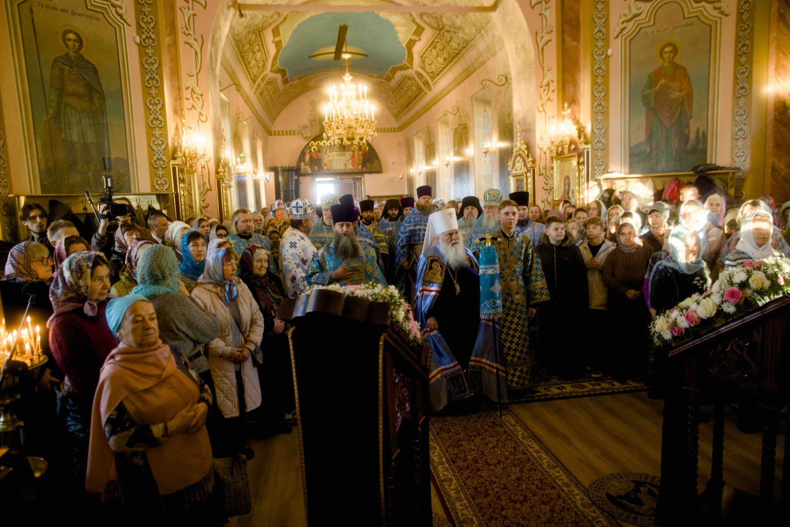 В праздник Иверской иконы в Петропавловском храме поселка Черноисточинска сонмом архипастырей совершена Божественная литургия