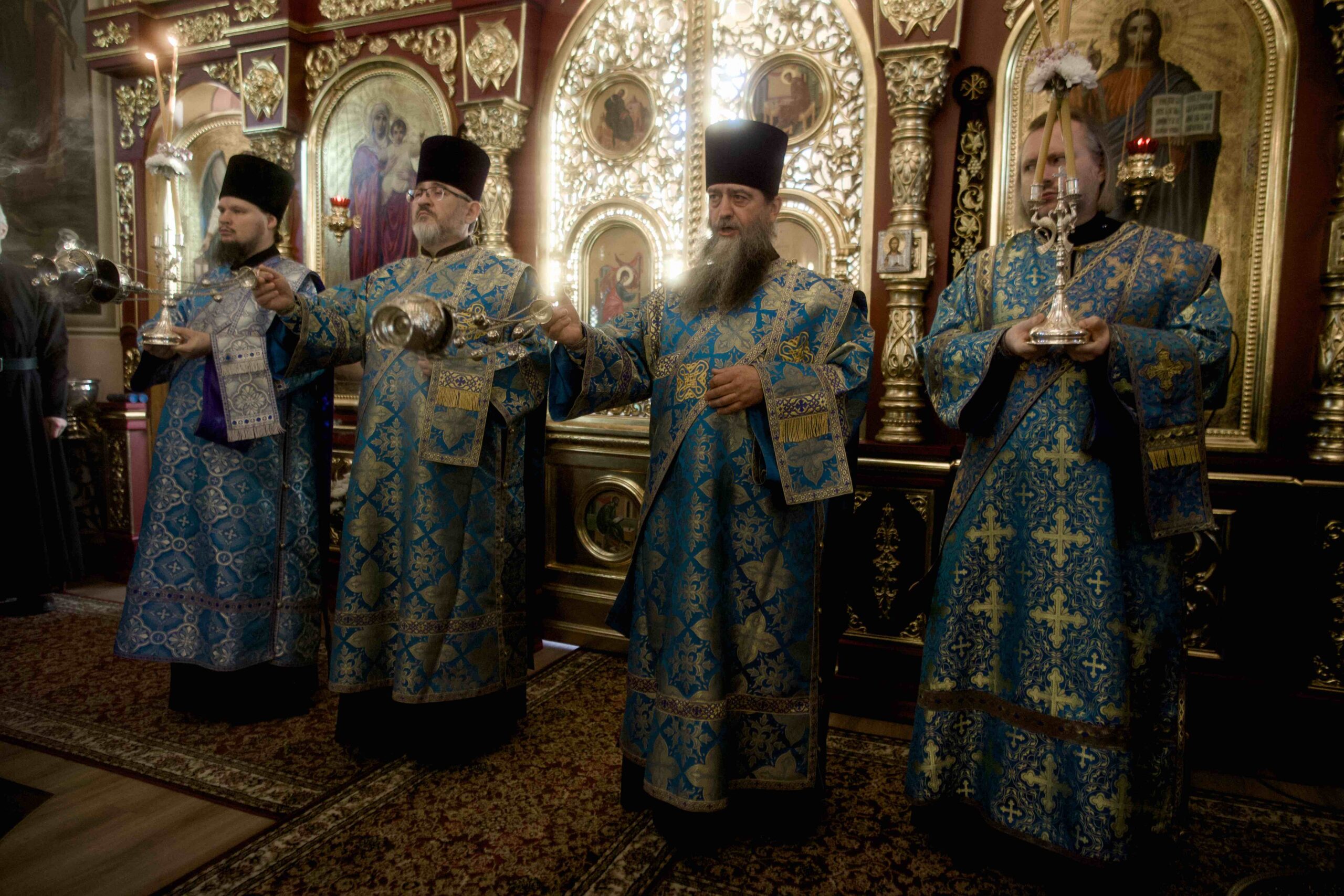 В праздник Иверской иконы в Петропавловском храме поселка Черноисточинска сонмом архипастырей совершена Божественная литургия