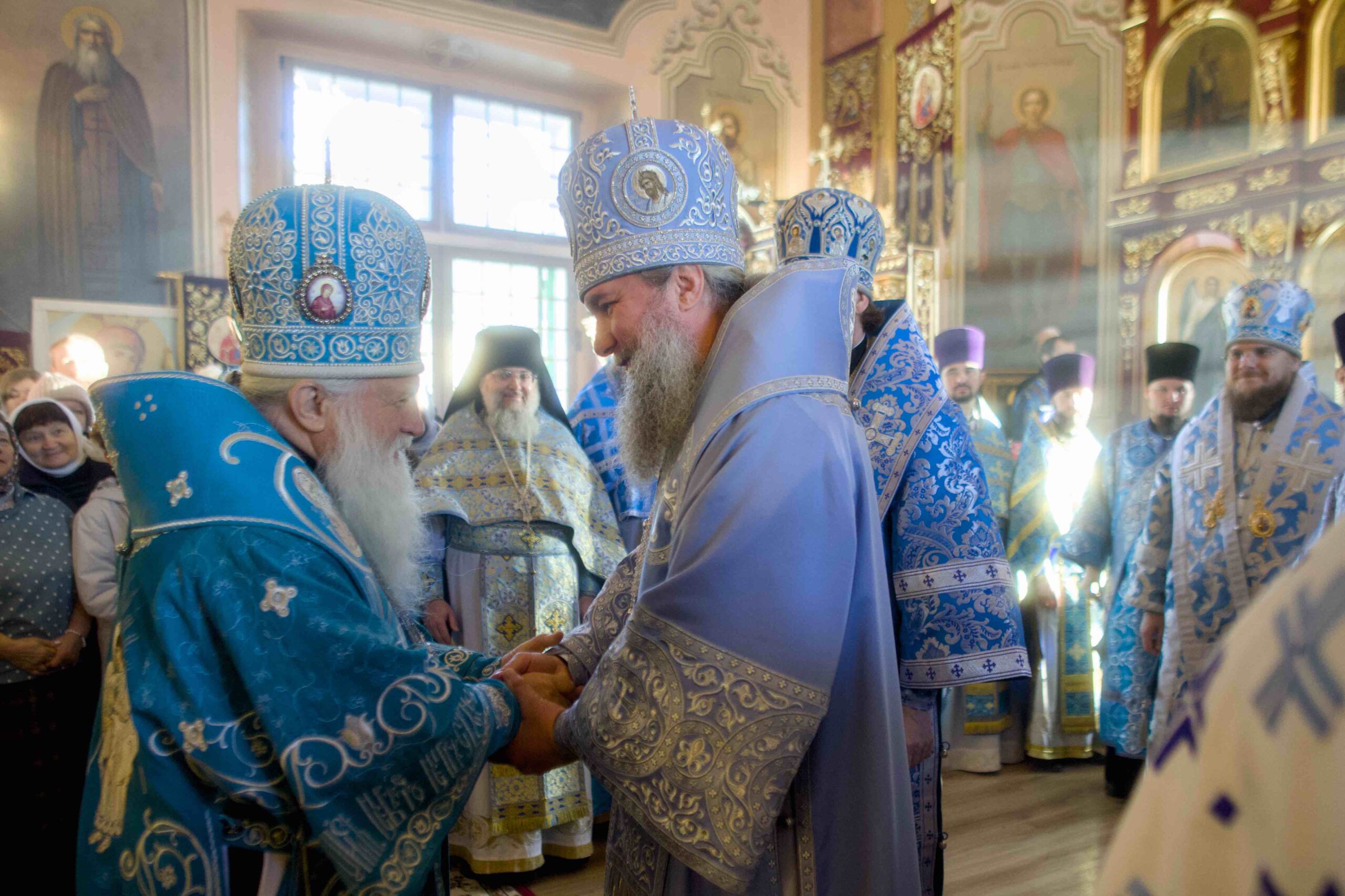 В праздник Иверской иконы в Петропавловском храме поселка Черноисточинска сонмом архипастырей совершена Божественная литургия