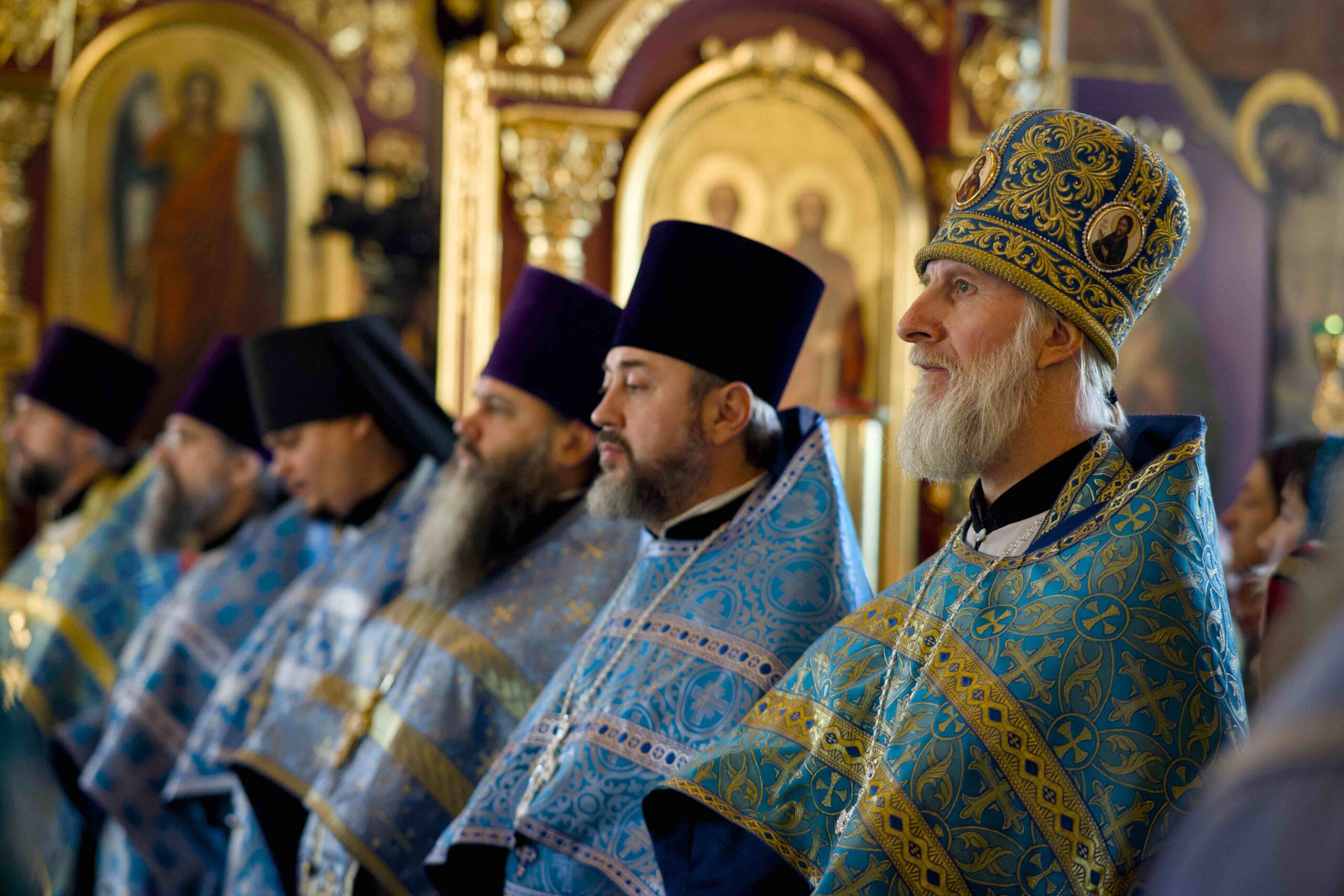 В праздник Иверской иконы в Петропавловском храме поселка Черноисточинска сонмом архипастырей совершена Божественная литургия