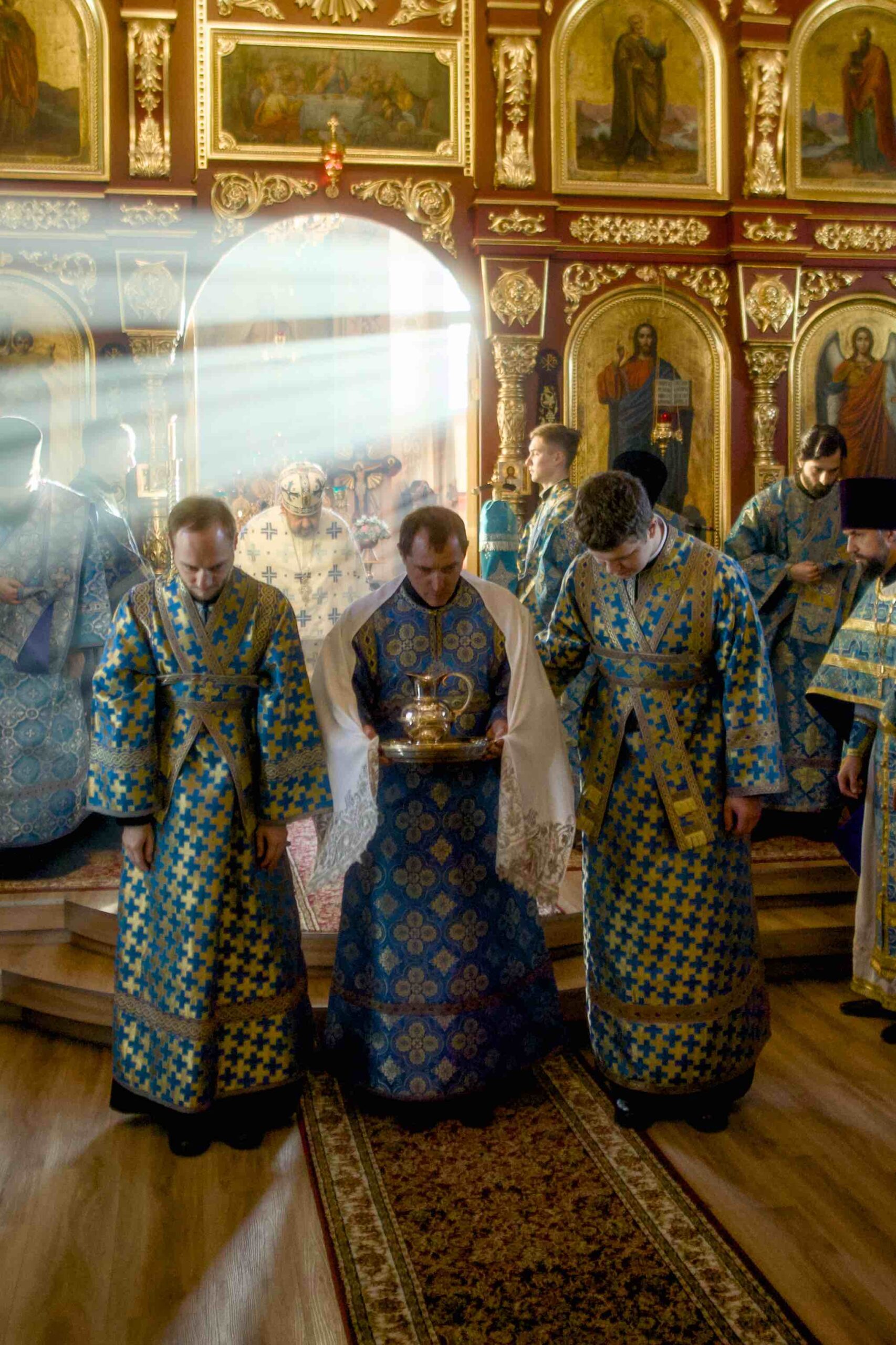 В праздник Иверской иконы в Петропавловском храме поселка Черноисточинска сонмом архипастырей совершена Божественная литургия
