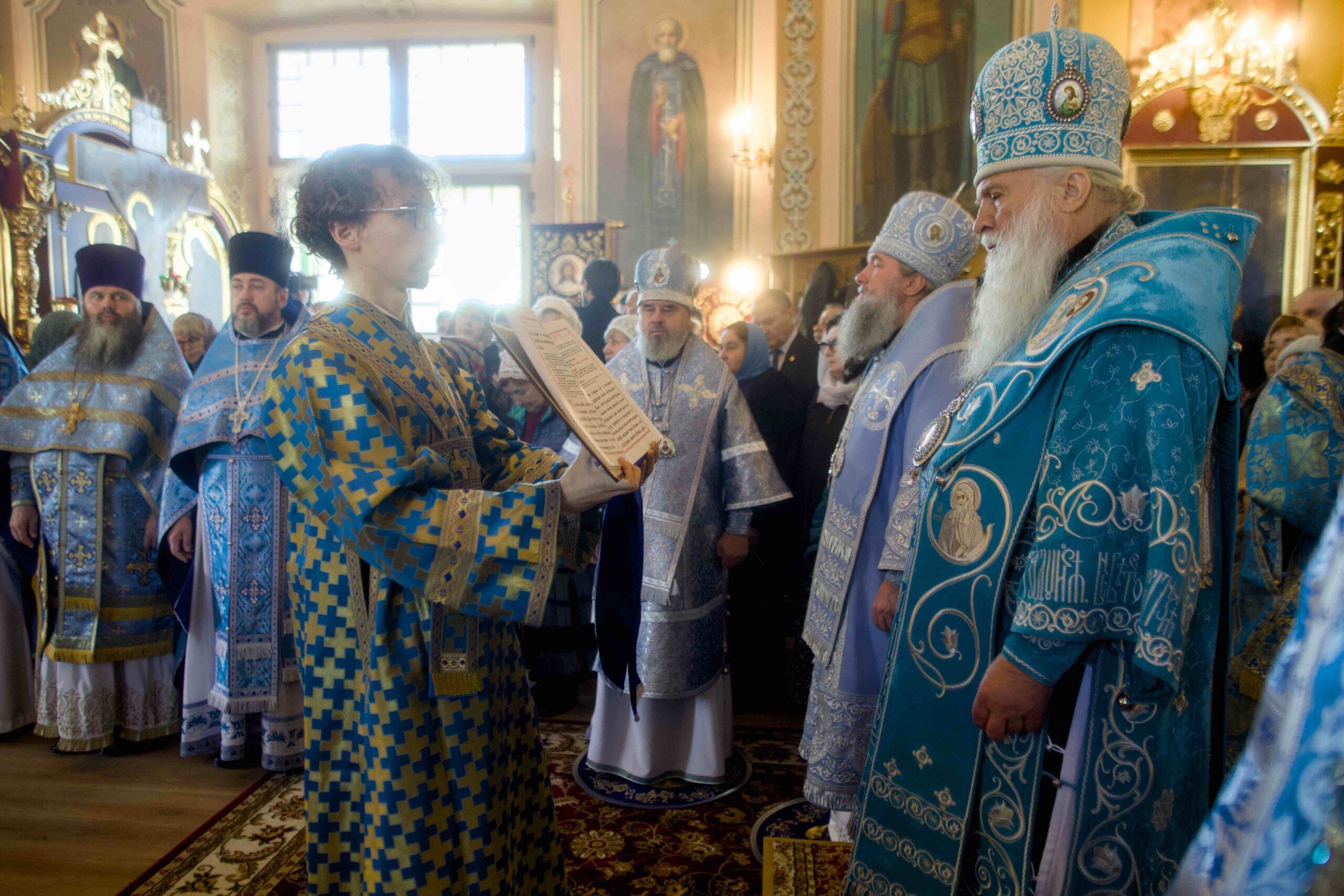 В праздник Иверской иконы в Петропавловском храме поселка Черноисточинска сонмом архипастырей совершена Божественная литургия
