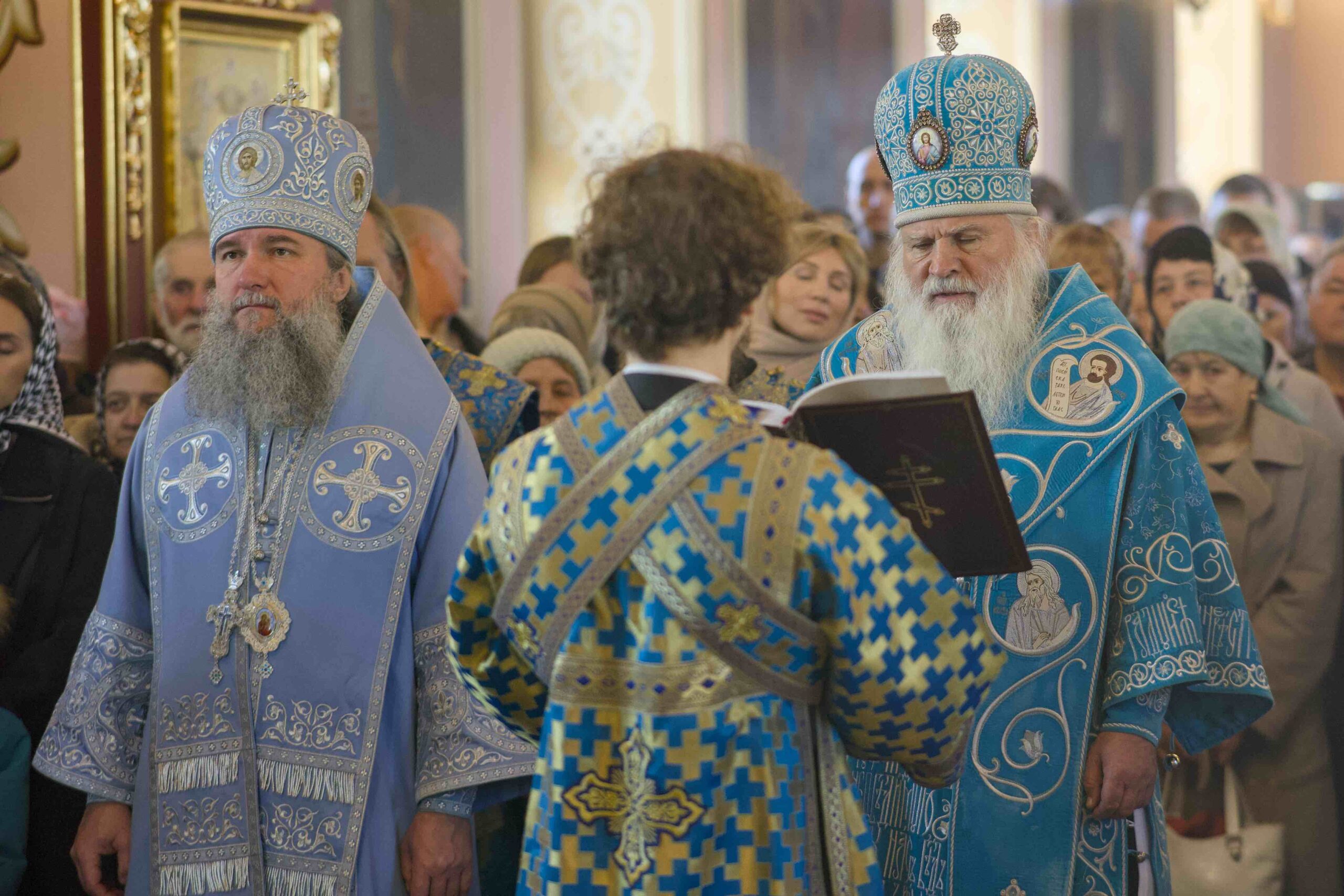 В праздник Иверской иконы в Петропавловском храме поселка Черноисточинска сонмом архипастырей совершена Божественная литургия