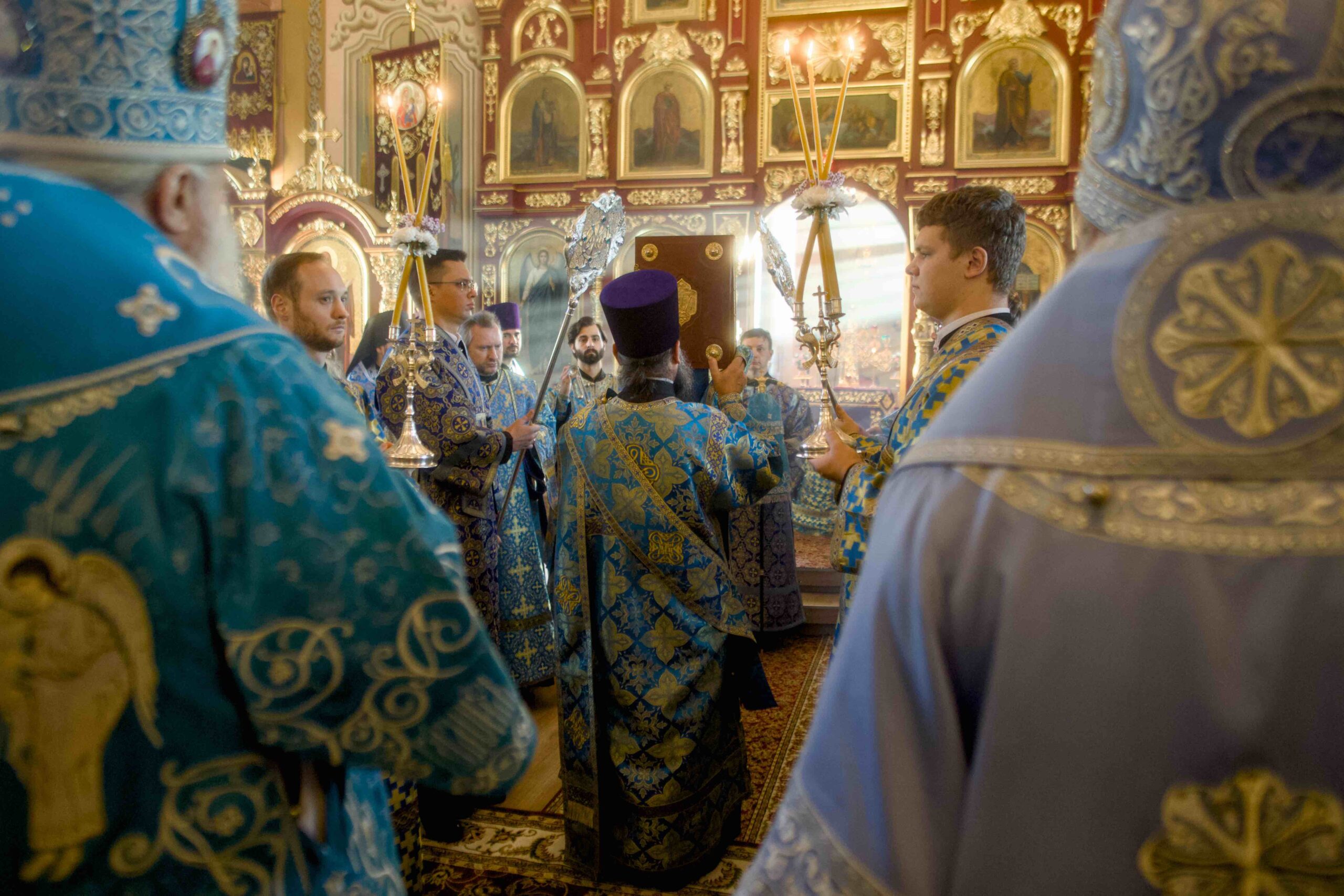В праздник Иверской иконы в Петропавловском храме поселка Черноисточинска сонмом архипастырей совершена Божественная литургия