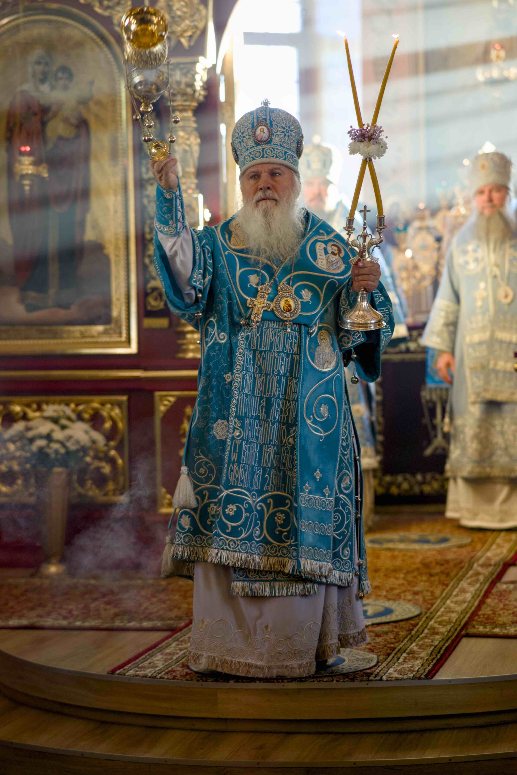 В праздник Иверской иконы в Петропавловском храме поселка Черноисточинска сонмом архипастырей совершена Божественная литургия