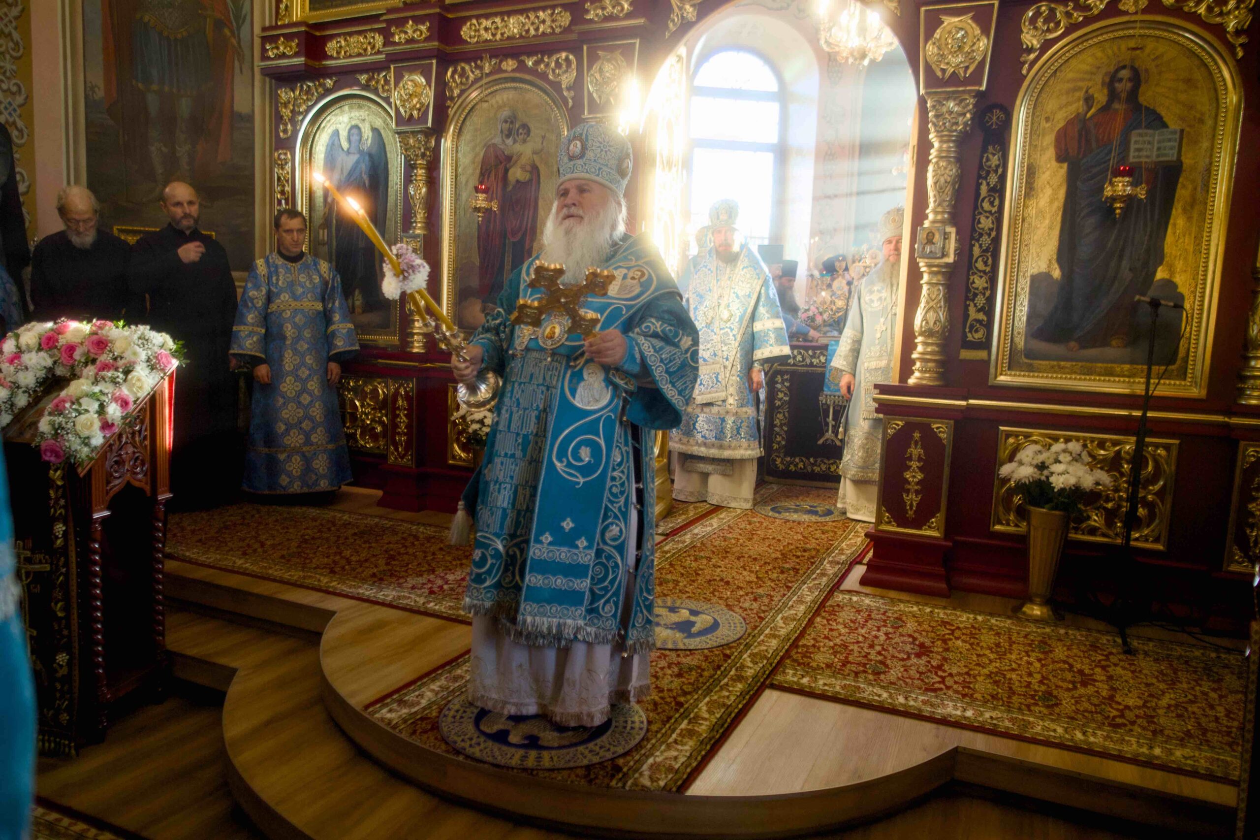 В праздник Иверской иконы в Петропавловском храме поселка Черноисточинска сонмом архипастырей совершена Божественная литургия